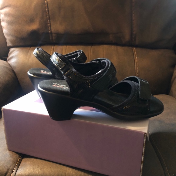 Orthotic lightweight sandals.  Fully adjustable. Snake skin black patent print - Picture 4 of 9